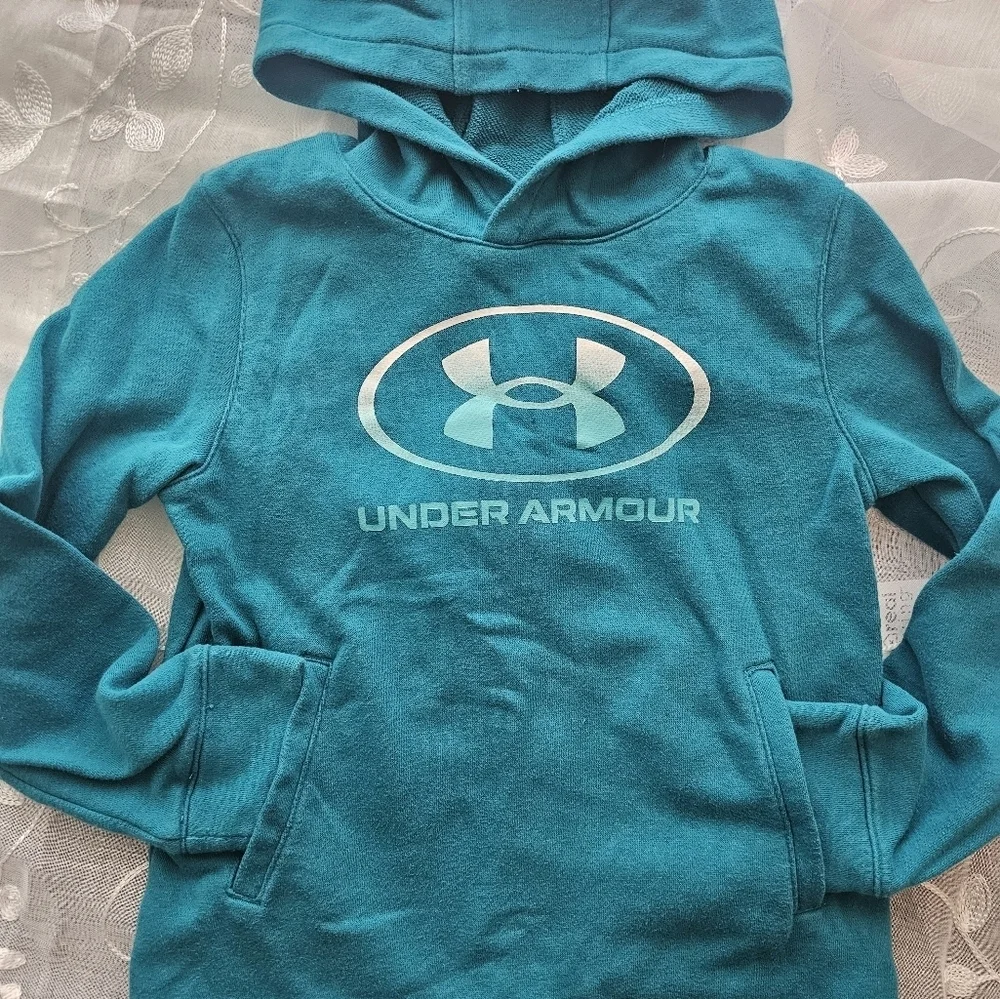 Kids Under Armour hoodie sweater size 7 cozy comfort